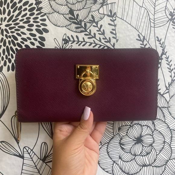 Michael Kors Purple/ Plum Hamilton Wallet - Picture 1 of 11
